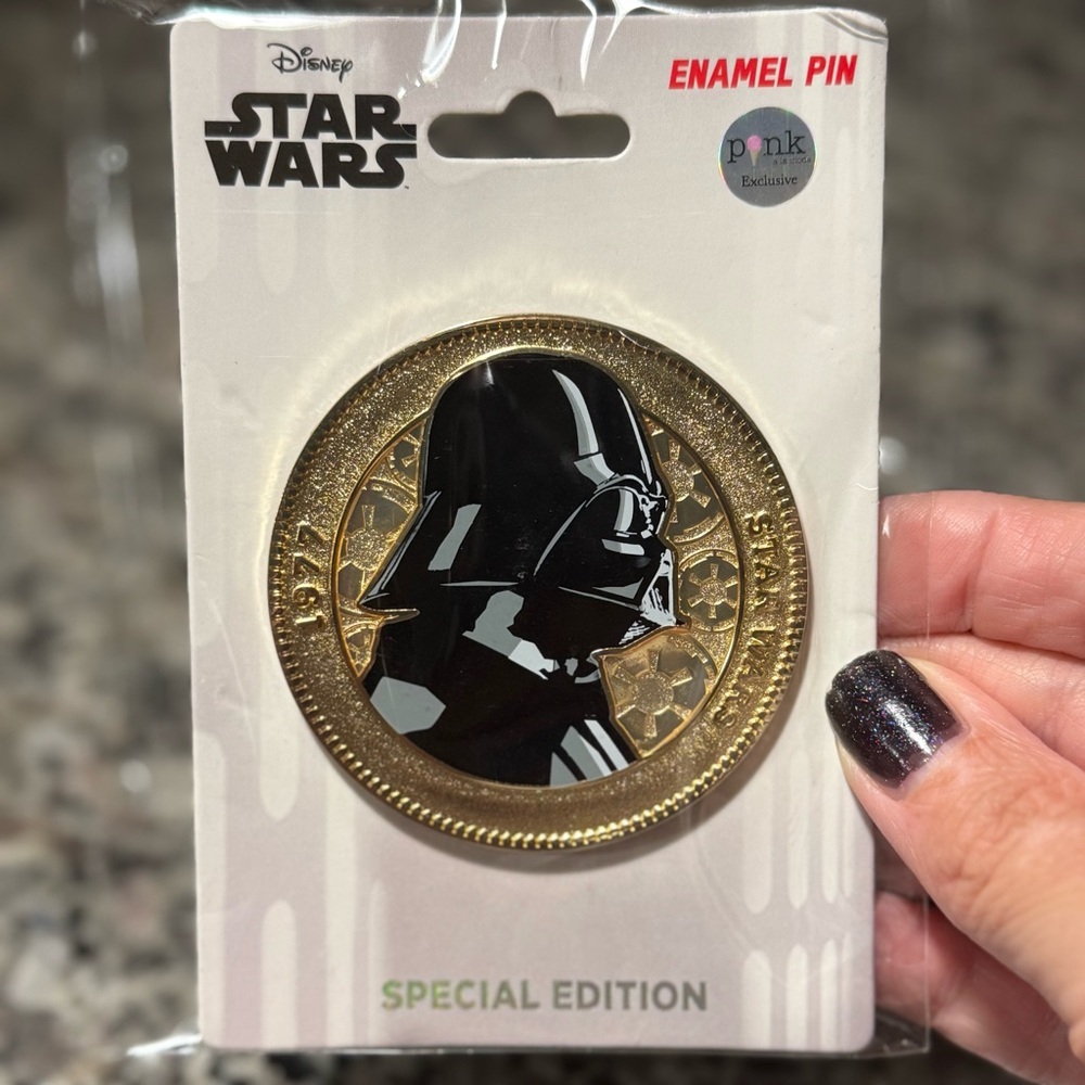 Pink a la Mode (PALM) Pin Darth Vader - Coin Series - Star Wars